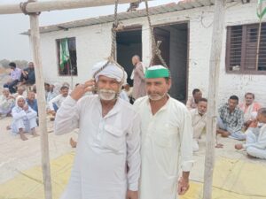 ghaziabad news किसानों ने फांसी के फंदे के साथ किया प्रदर्शन