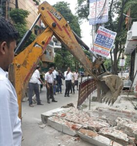 GDA bulldozer in action जीडीए का बुल्डोजर 300 दुकानों के लिए बना काल