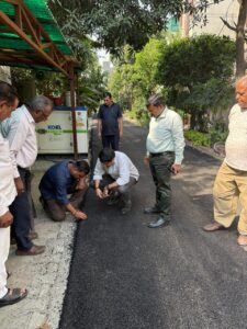 Nagar nigam ayukt vikramaditya Malik spot inspection गाजियाबाद नगर निगम आयुक्त विक्रमादित्य मलिक गुणवत्ता पर गंभीर